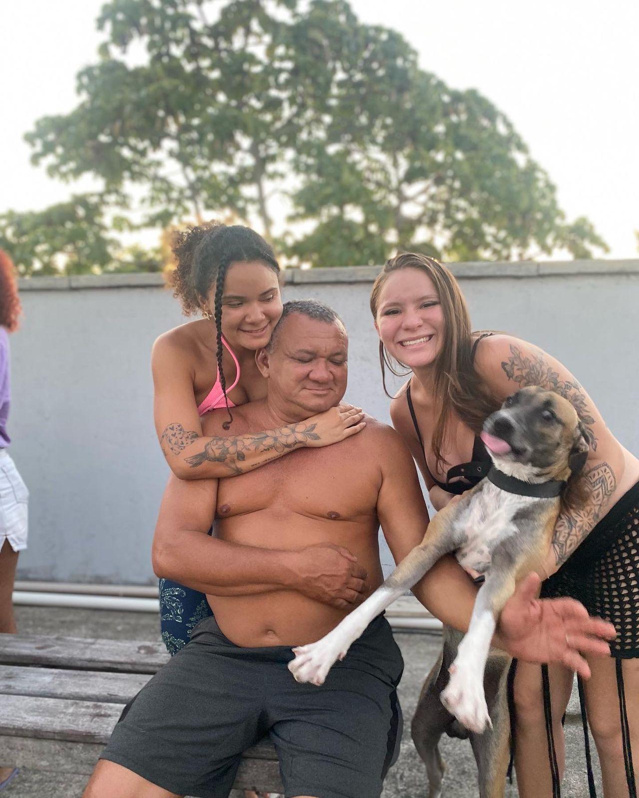 Na imagem, Roberto Carlos Araújo Silva, policial cearense transformado pela paternidade, divide momento com as duas filhas