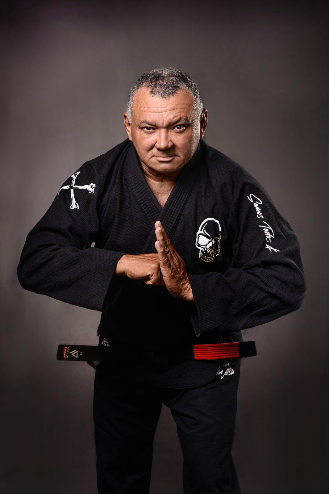 Na imagem, Roberto Carlos Araújo Silva, policial cearense transformado pela paternidade, enquanto luta Jiu-Jitsu