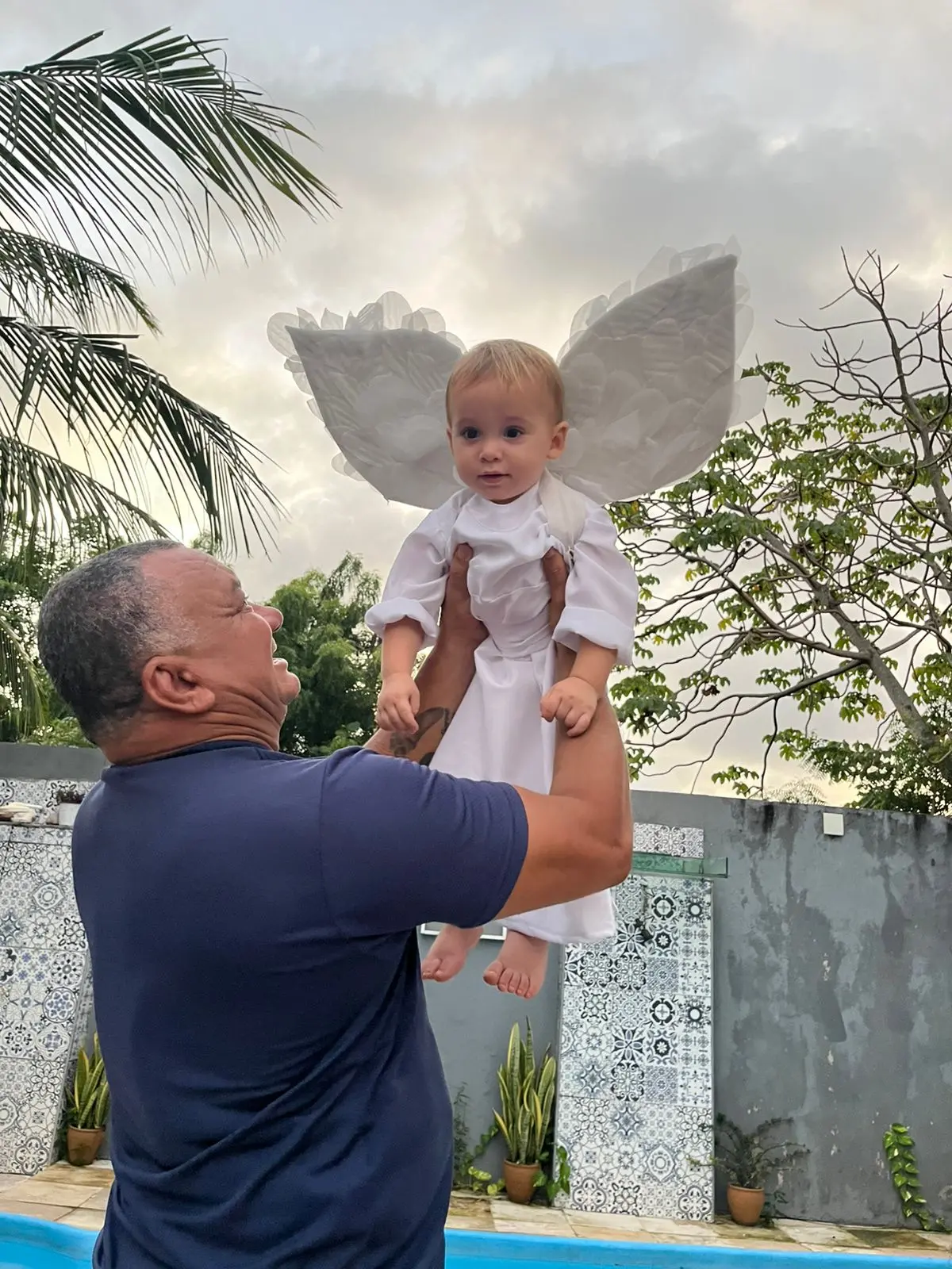 Na imagem, Roberto Carlos Araújo Silva, policial cearense transformado pela paternidade, com o neto, Guilherme Mariano