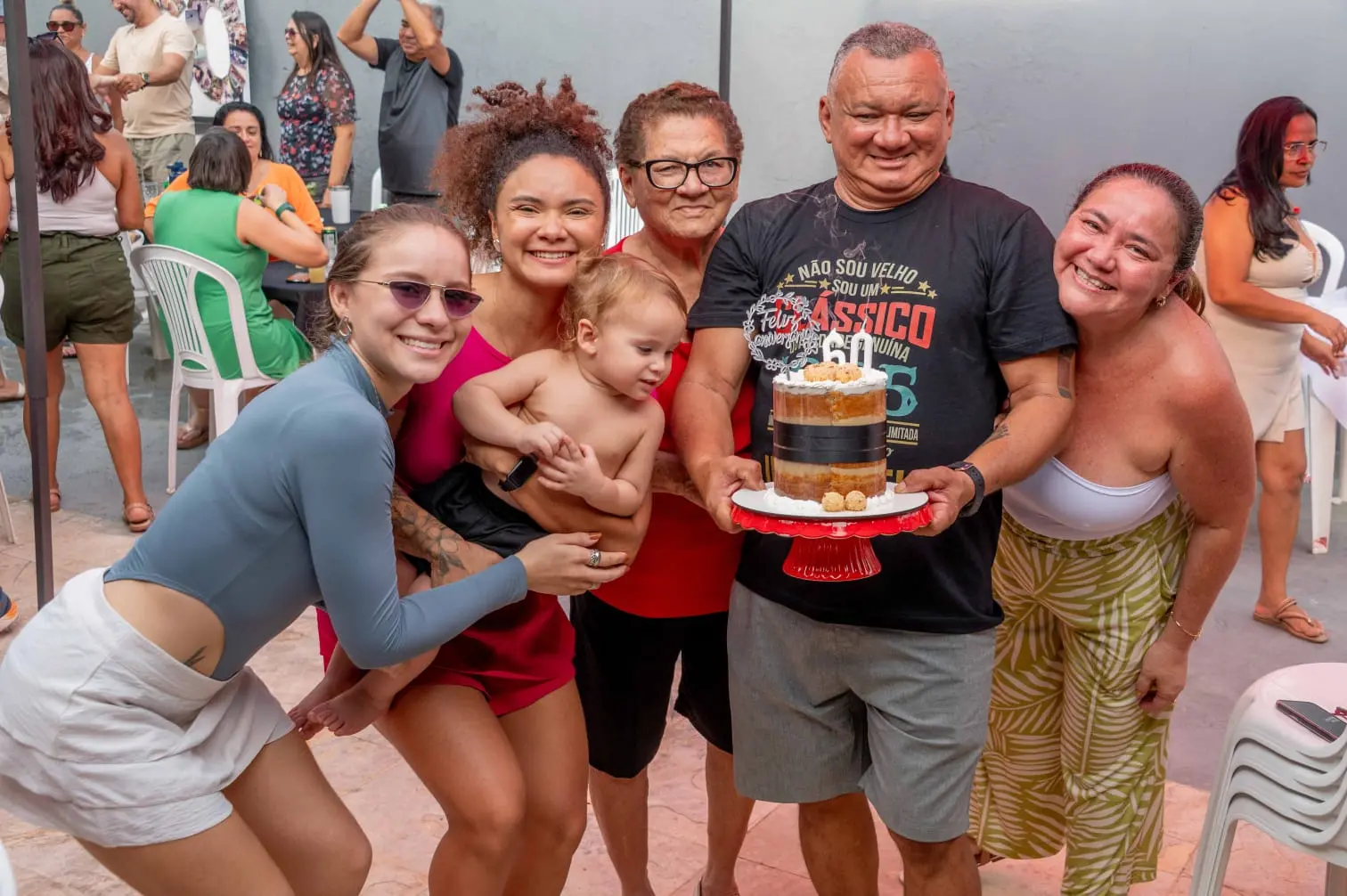 Na imagem, família reunida para celebrar o aniversário de Roberto Carlos Araújo Silva, policial cearense transformado pela paternidade