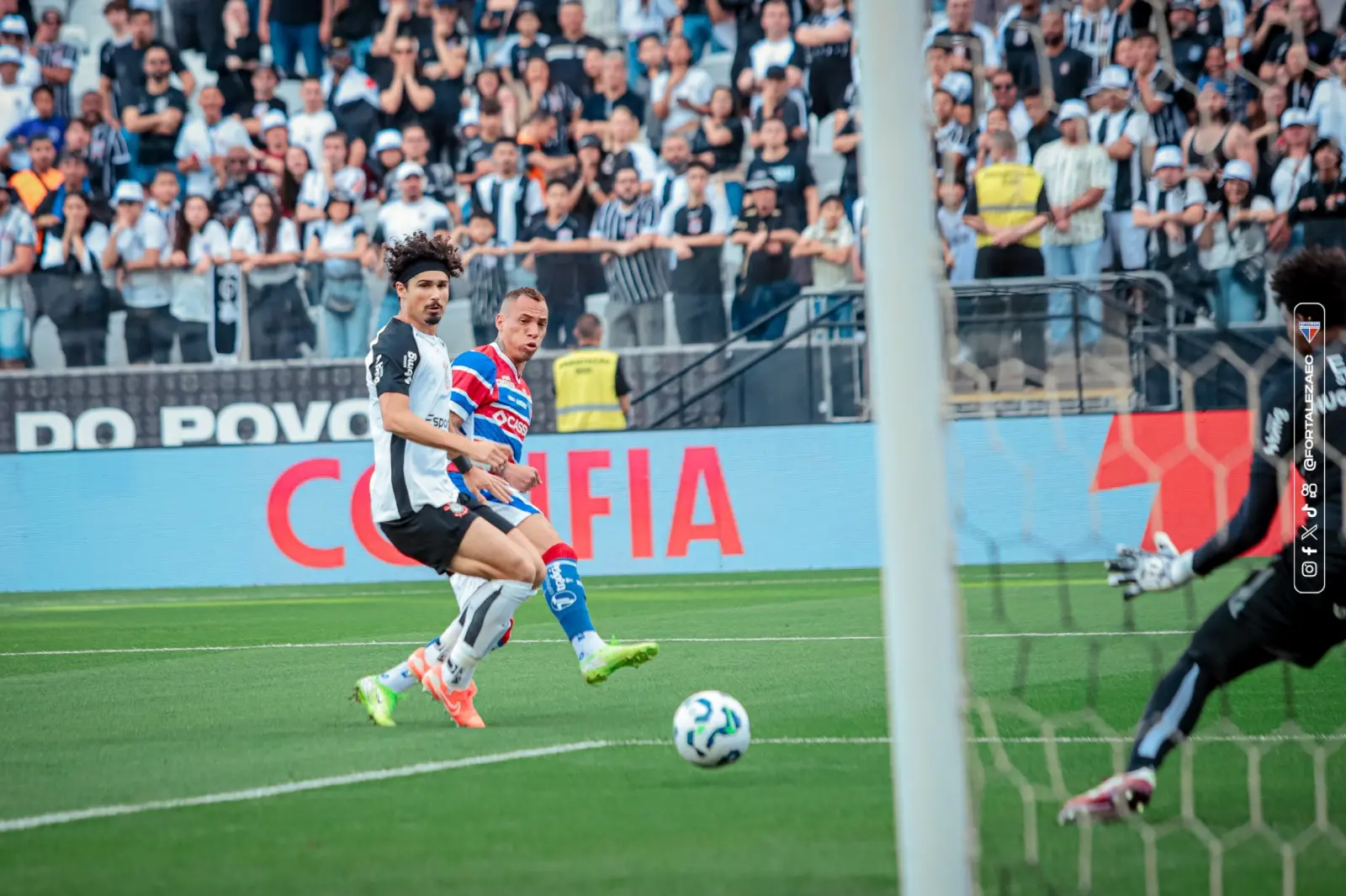 Foto de Breno Lopes e gol contra o Corinthians