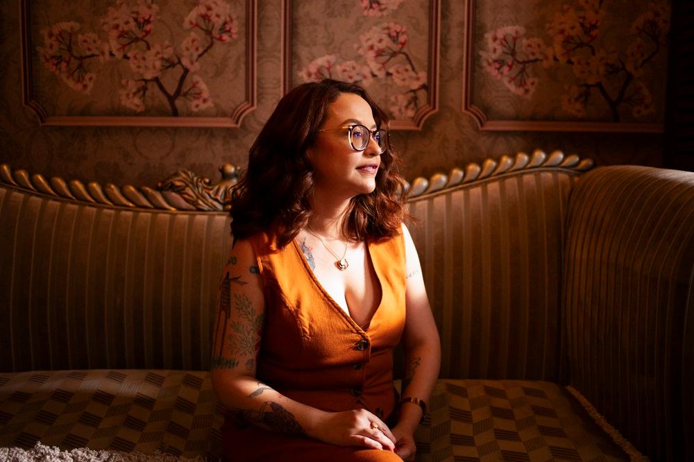 Na imagem, a escritora Dia Bárbara Nobre, escritora cearense autora do livro 