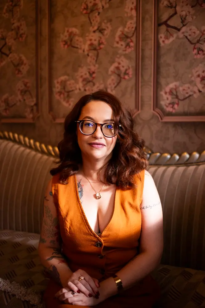 Na imagem, a escritora cearense Dia Bárbara Nobre, autora do livro 