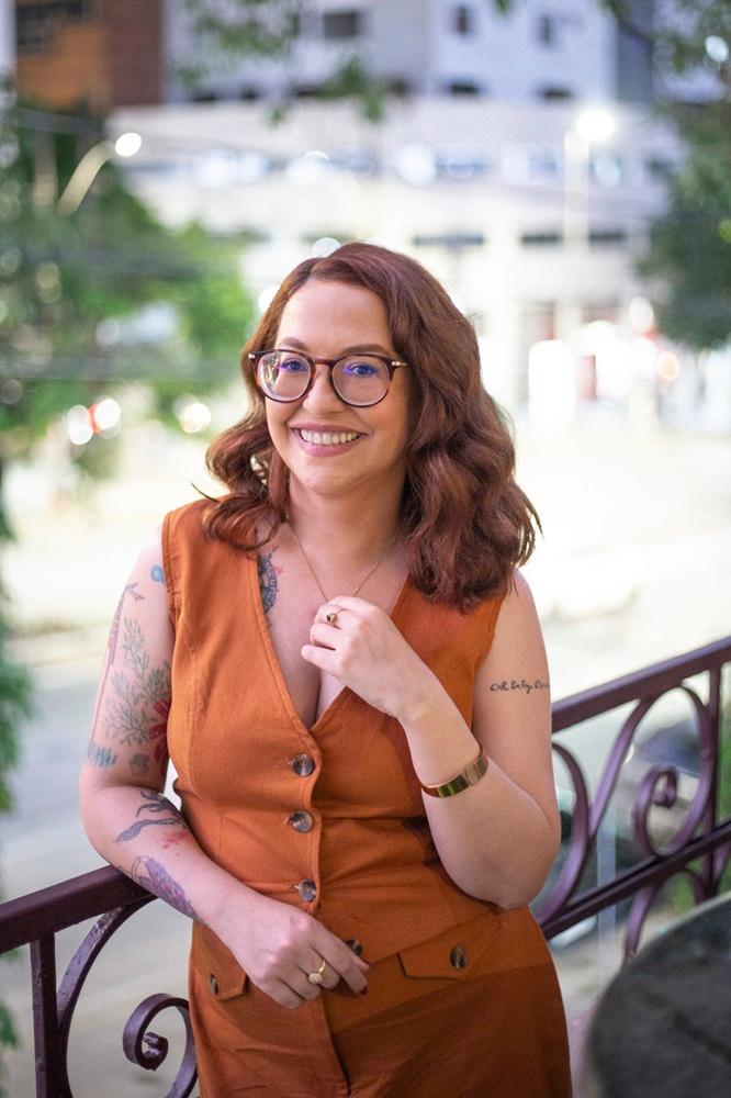 Na imagem, a escritora cearense Dia Bárbara Nobre, autora do livro 