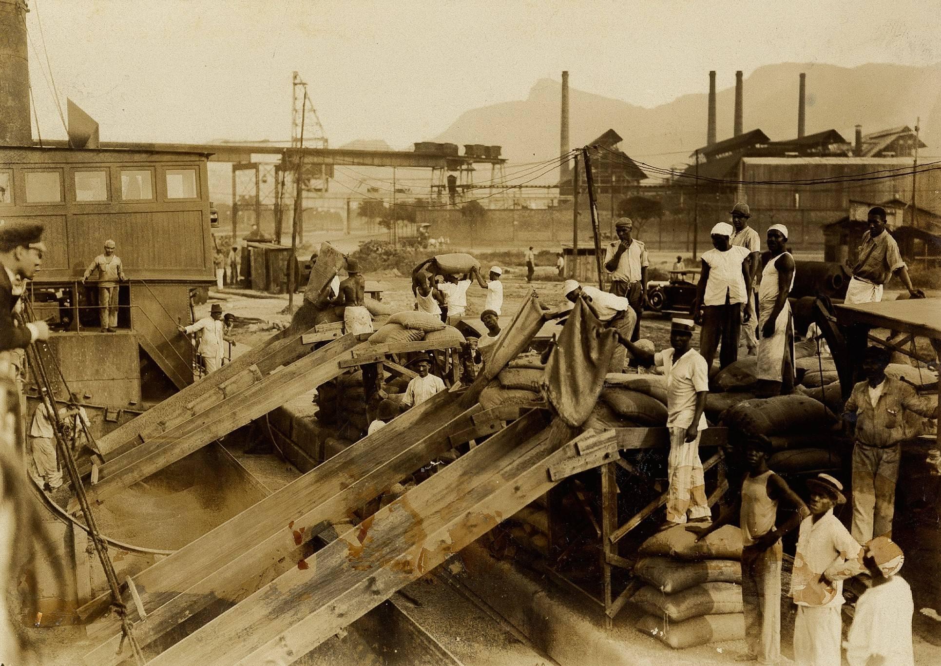 Trabalhadores no embarque de café no porto do Rio de Janeiro, agosto de 1931