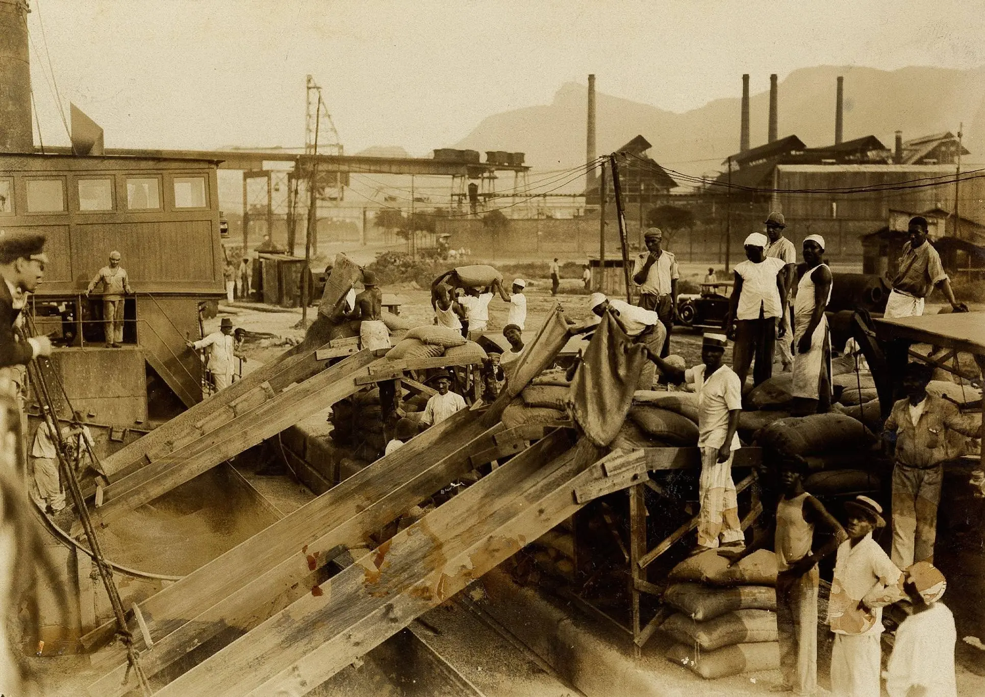 Trabalhadores no embarque de café no porto do Rio de Janeiro, agosto de 1931