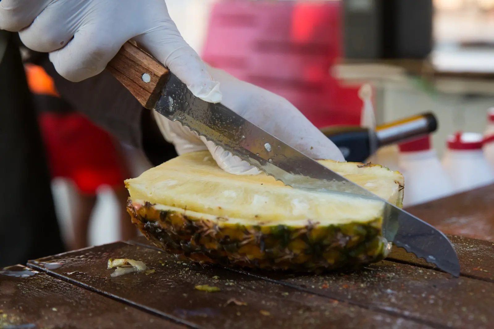 Na imagem, preparação do abacaxi temperado no quiosque André do Coco, na Beira-Mar de Fortaleza