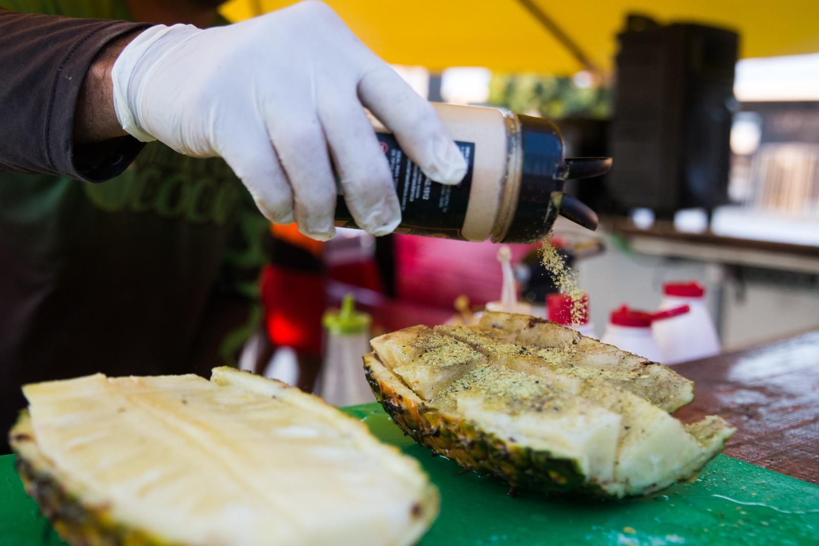 Na imagem, preparação de abacaxi temperado no quiosque André do Coco, na Beira-Mar de Fortaleza