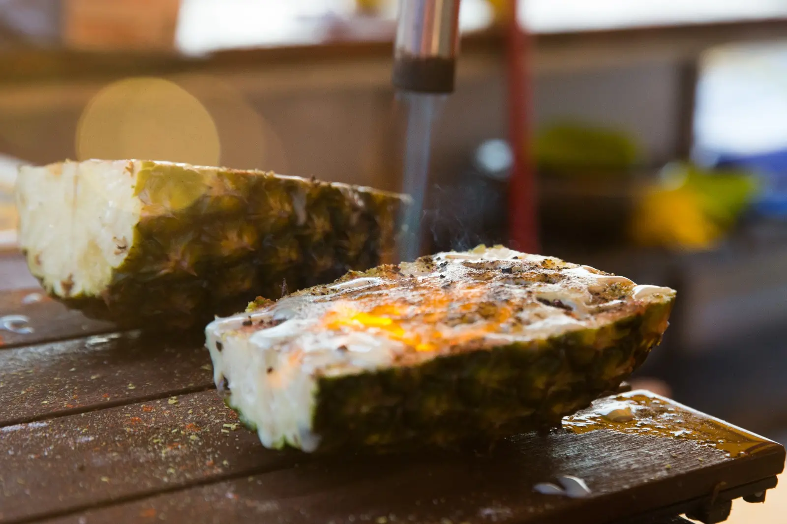 Na imagem, fases da produção do abacaxi temperado no quiosque André do Coco, na Beira-Mar de Fortaleza