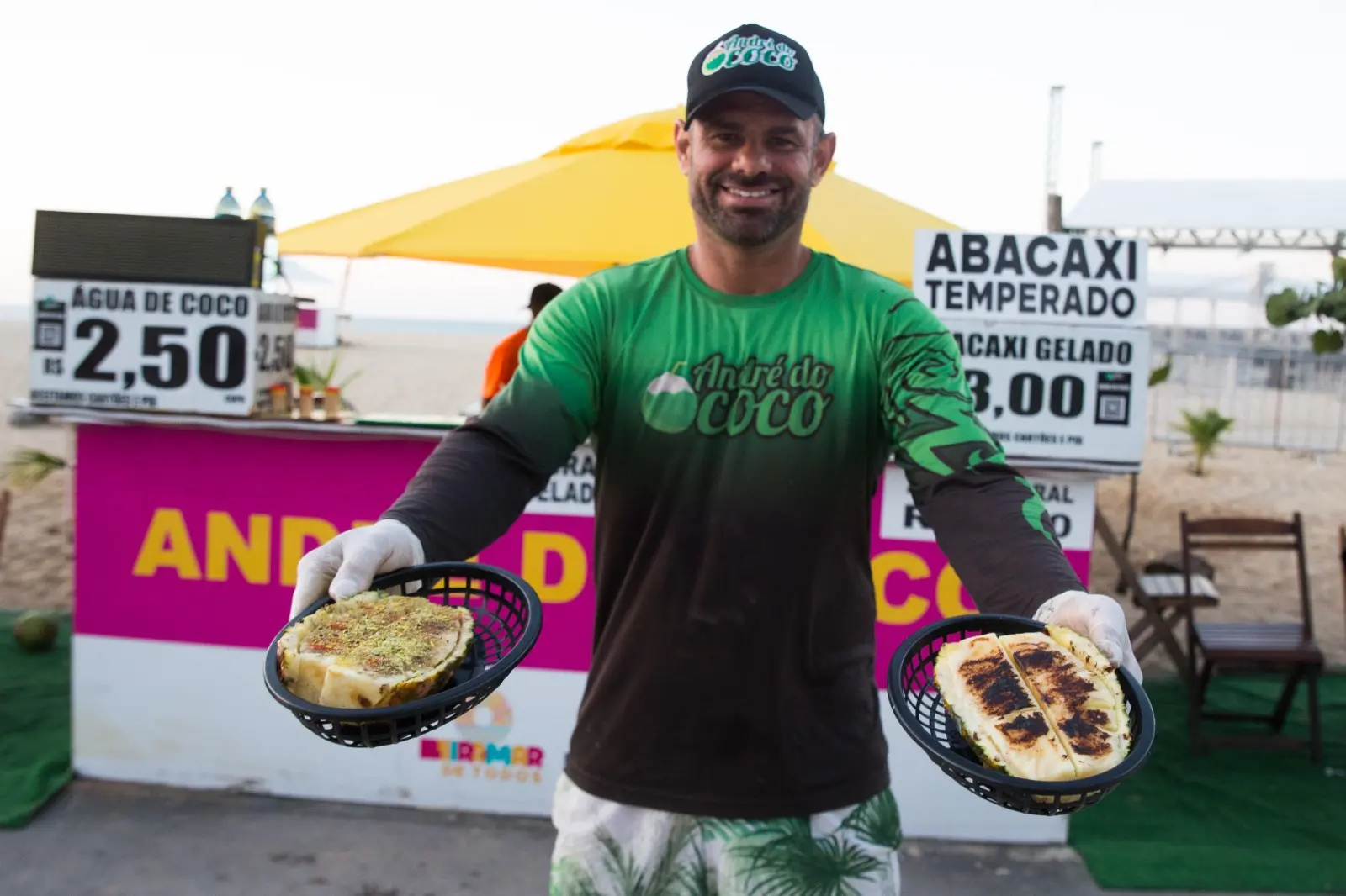 Na imagem, o proprietário do quiosque André do Coco, na Beira-Mar de Fortaleza, com abacaxi temperado nas mãos