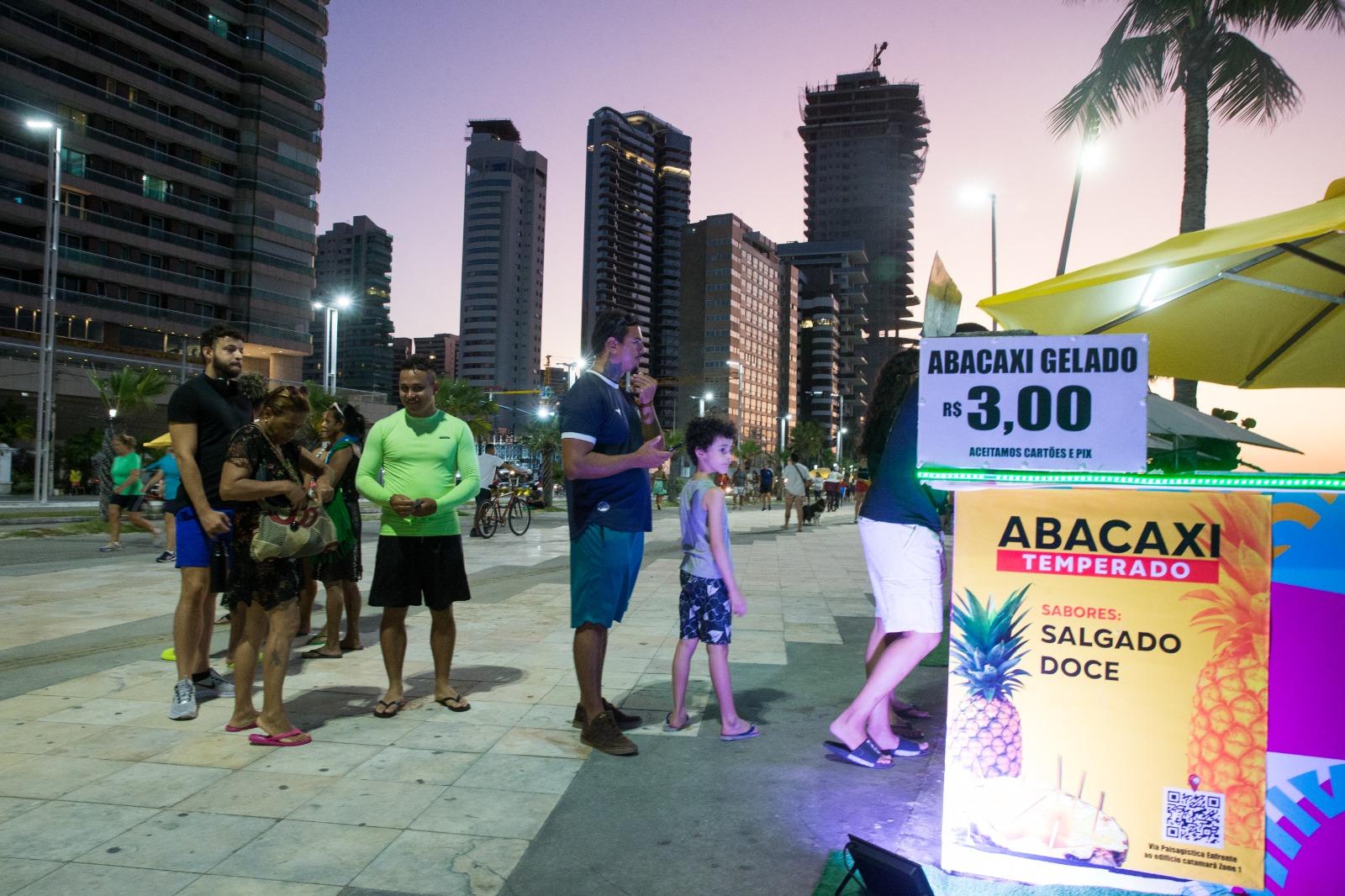 Na imagem, quiosque André do Coco, vendedor de abacaxi temperado e localizado na Beira-Mar de Fortaleza