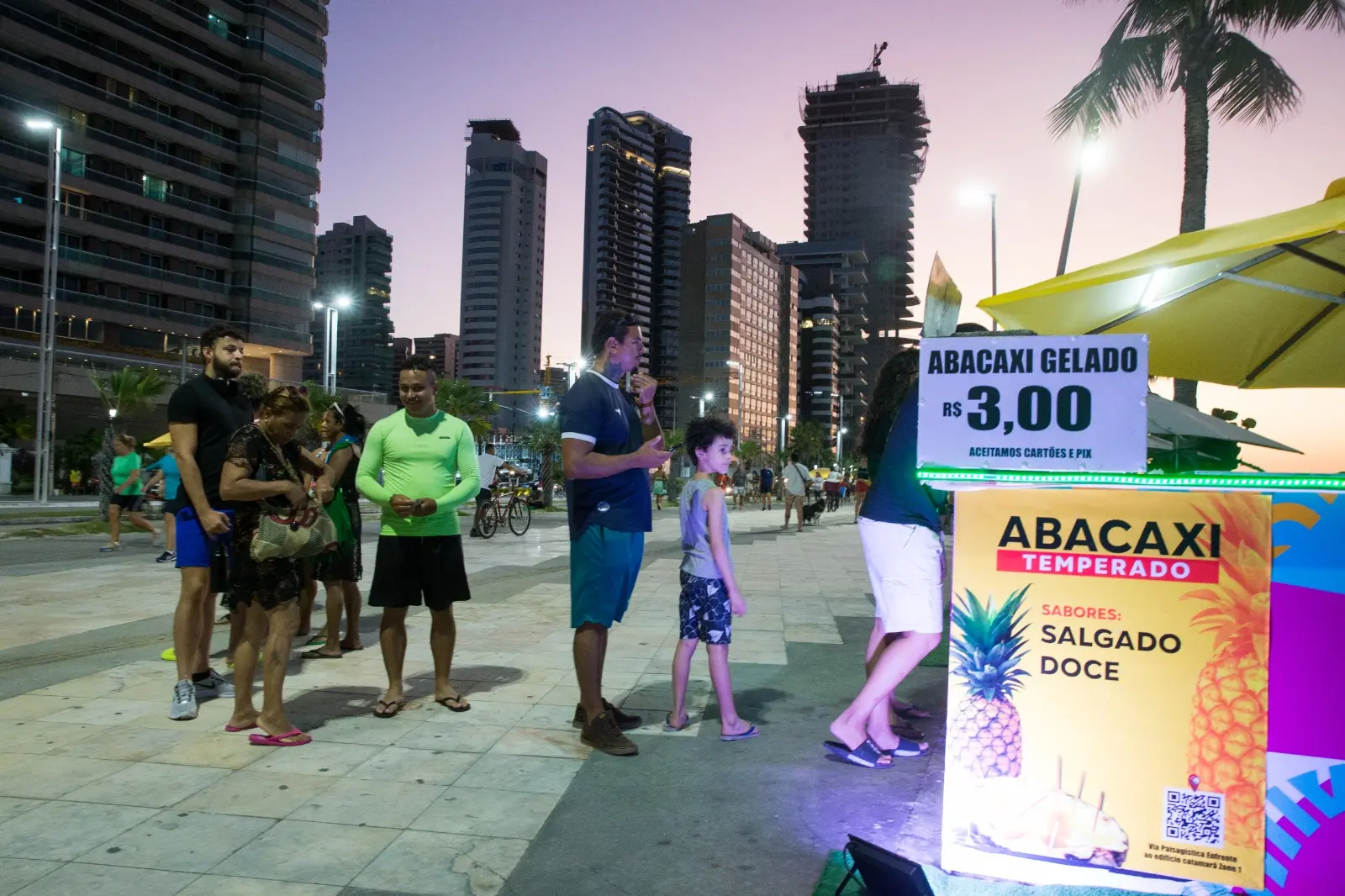 Na imagem, quiosque André do Coco, vendedor de abacaxi temperado e localizado na Beira-Mar de Fortaleza