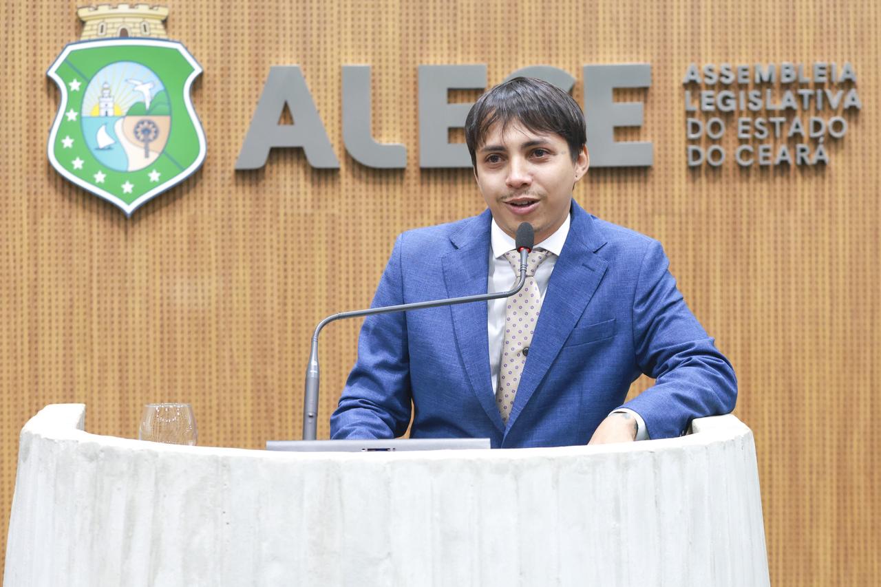 Foto mostra Léo Suricate durante discurso no Plenário 13 de Maio
