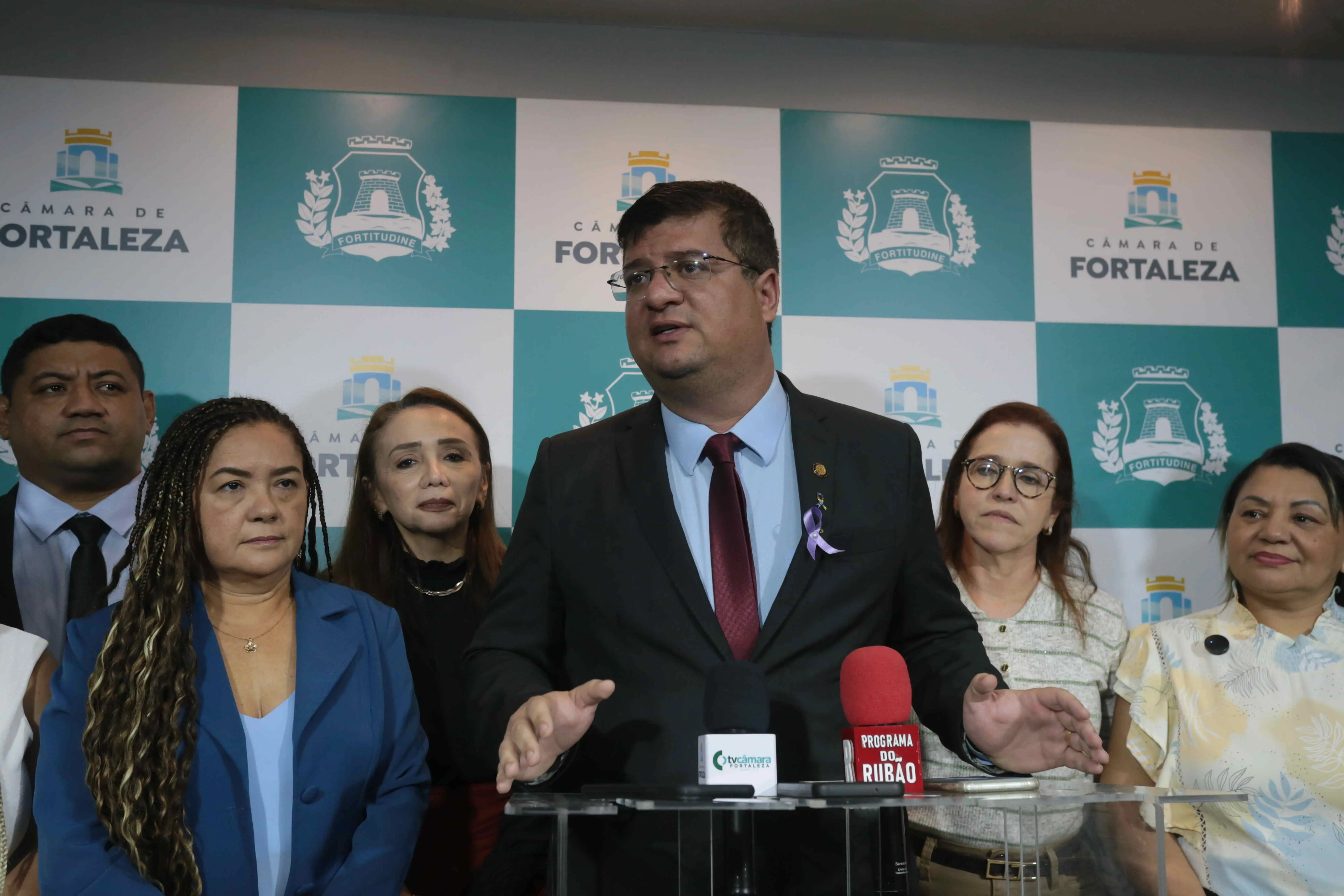 Foto de Bruno Mesquita (PSD) e aliados do Governo Evandro, em coletiva na Câmara Municipal, nesta terça-feira (12)