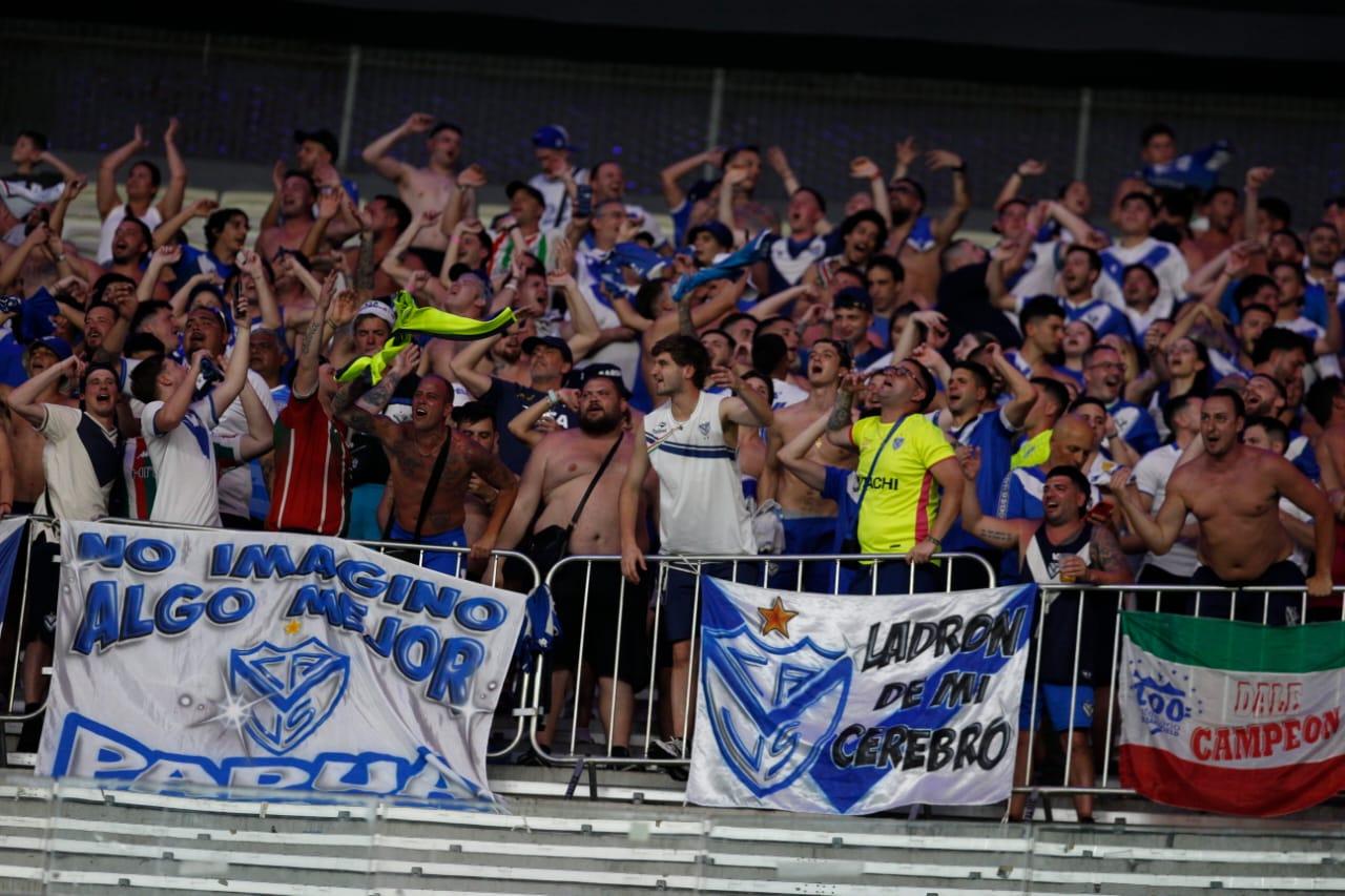 Foto da torcida do Vélez em jogo contra o Fortaleza na Arena Castelão