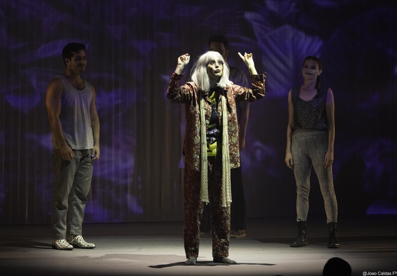 No espetáculo recente, Mel Lisboa interpreta Rita Lee da juventude à velhice