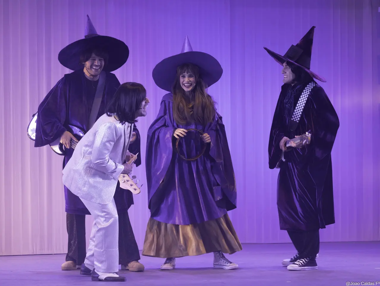 Diversas fases da carreira de Rita Lee, d'Os Mutantes à carreira solo, são abordadas no musical