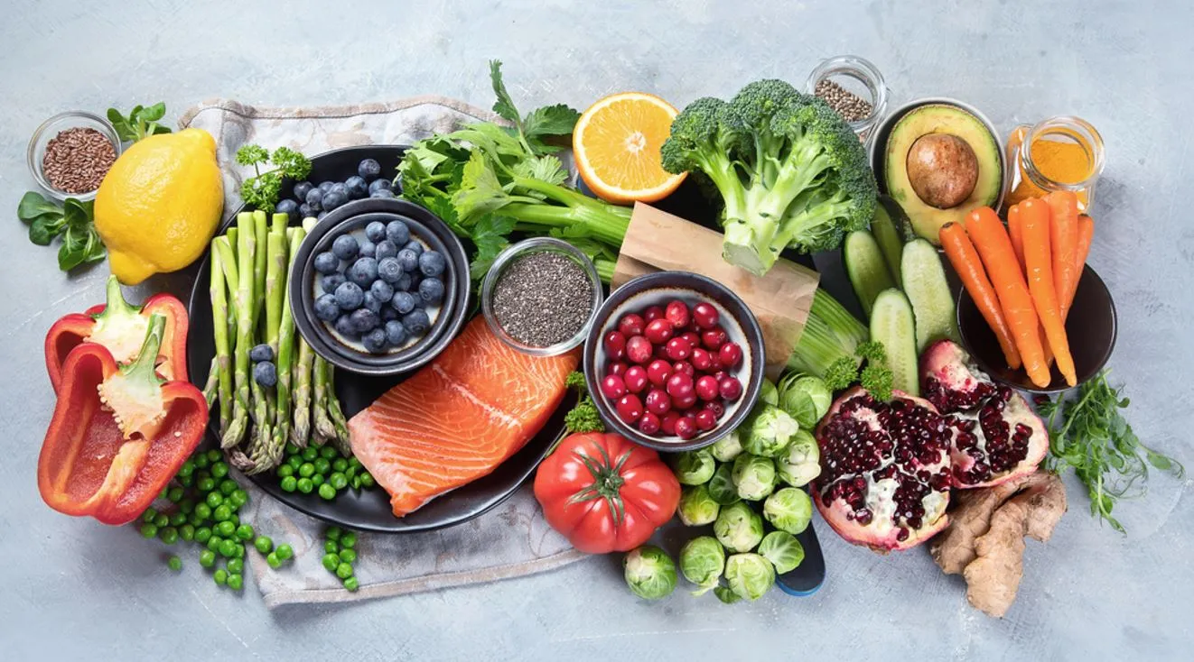 Uma alimentação balanceada e variada, incluindo frutas, vegetais, grãos integrais, proteínas e gorduras saudáveis, pode garantir níveis ideais de vitaminas