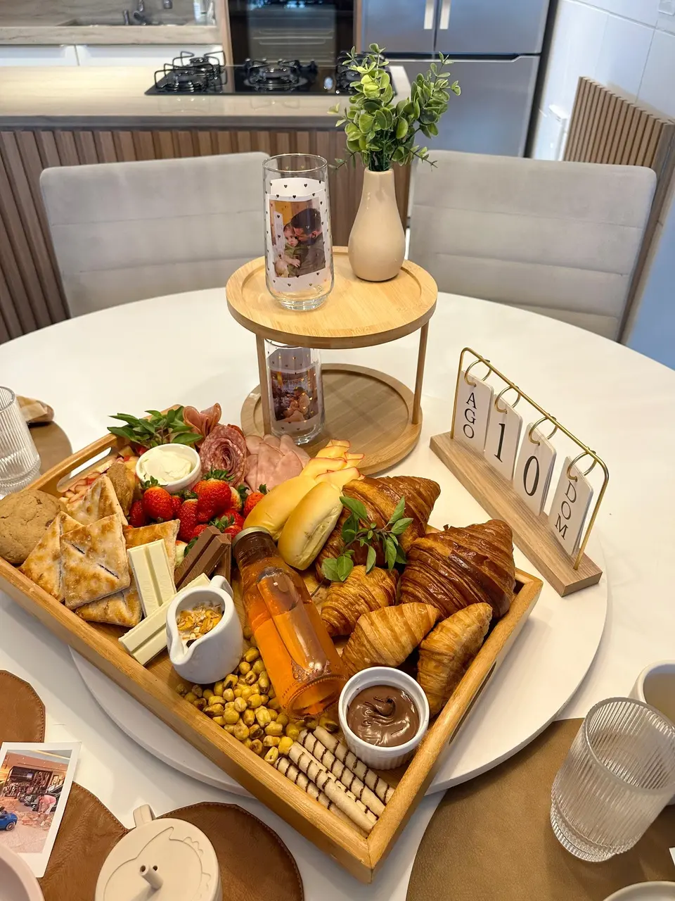 Tábua de comidas para café da manhã, com pães, doces, mel, morangos, presunto e queijos. Ingredientes frescos e uma organização harmônica deixa o efeito visual atratente e convidativo