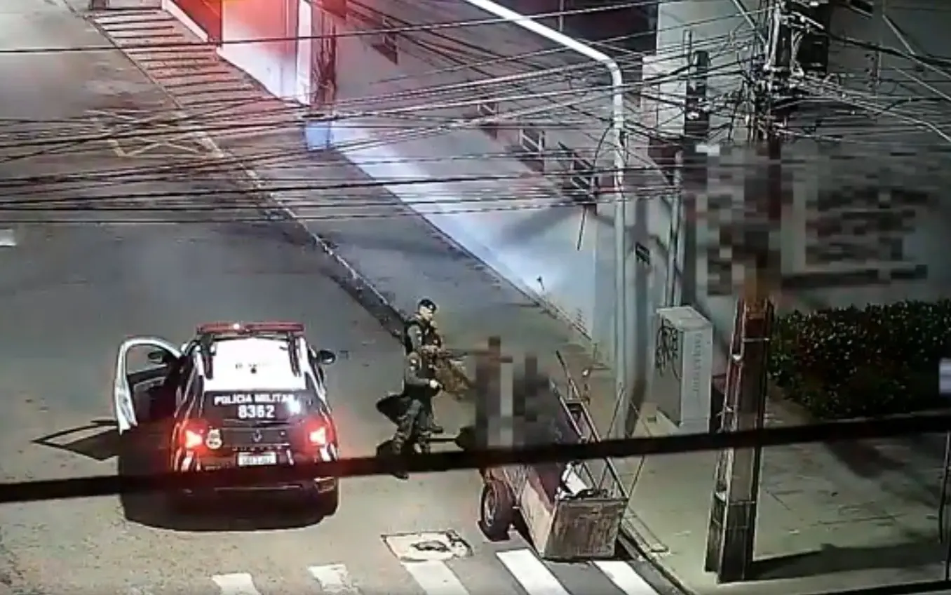 Imagem mostra ação da Polícia Militar para prender suspeitos de praticarem furtos de fios em Fortaleza
