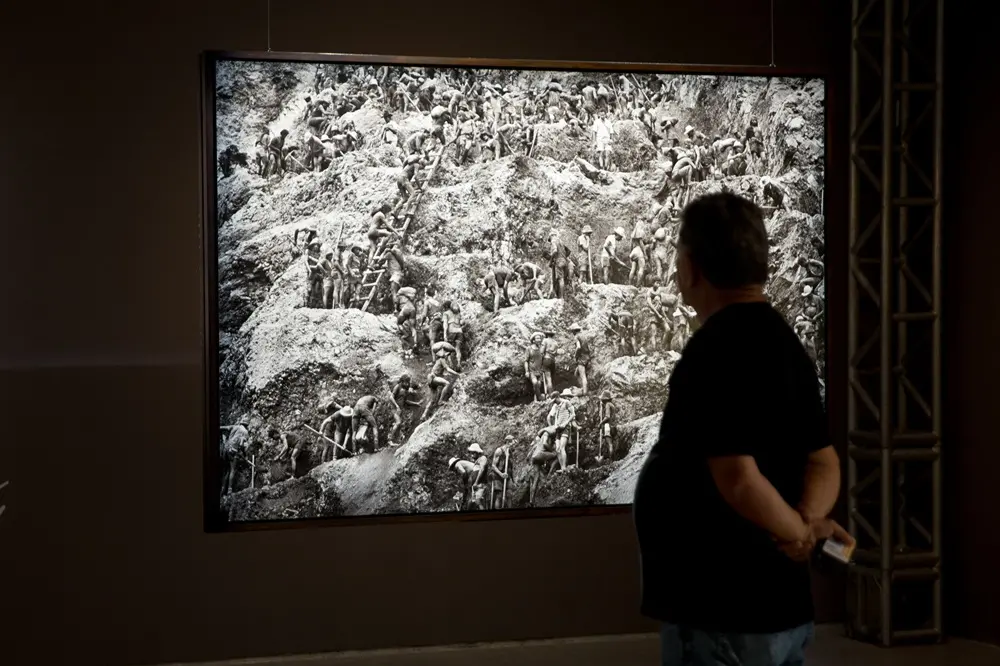 Na imagem, obra presente na exposição da Caixa Cultural Fortaleza com registros de Sebastião Salgado