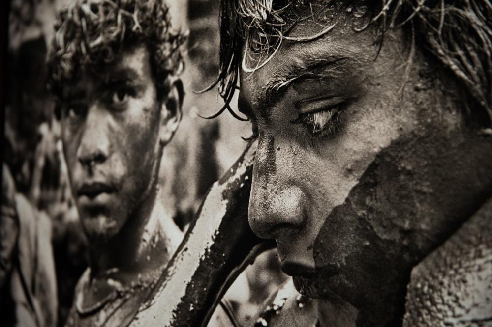 Na imagem, detalhe em obra da exposição com registros de Sebastião Salgado na Caixa Cultural Fortaleza