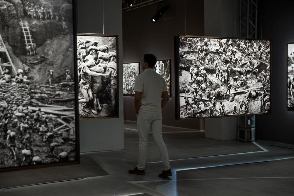 Na imagem, registro de painéis presentes na mostra sobre Sebastião Salgado na Caixa Cultural Fortaleza