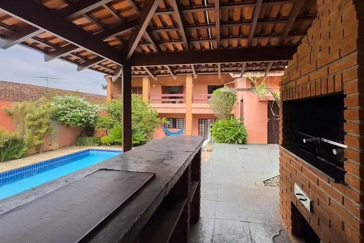 Área de externa com churrasqueira e piscina da casa onde Hytalo Santos estava, em São Paulo, quando foi preso