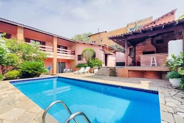 Área externa com piscina onde Hytalo Santos estava, em São Paulo, quando foi preso