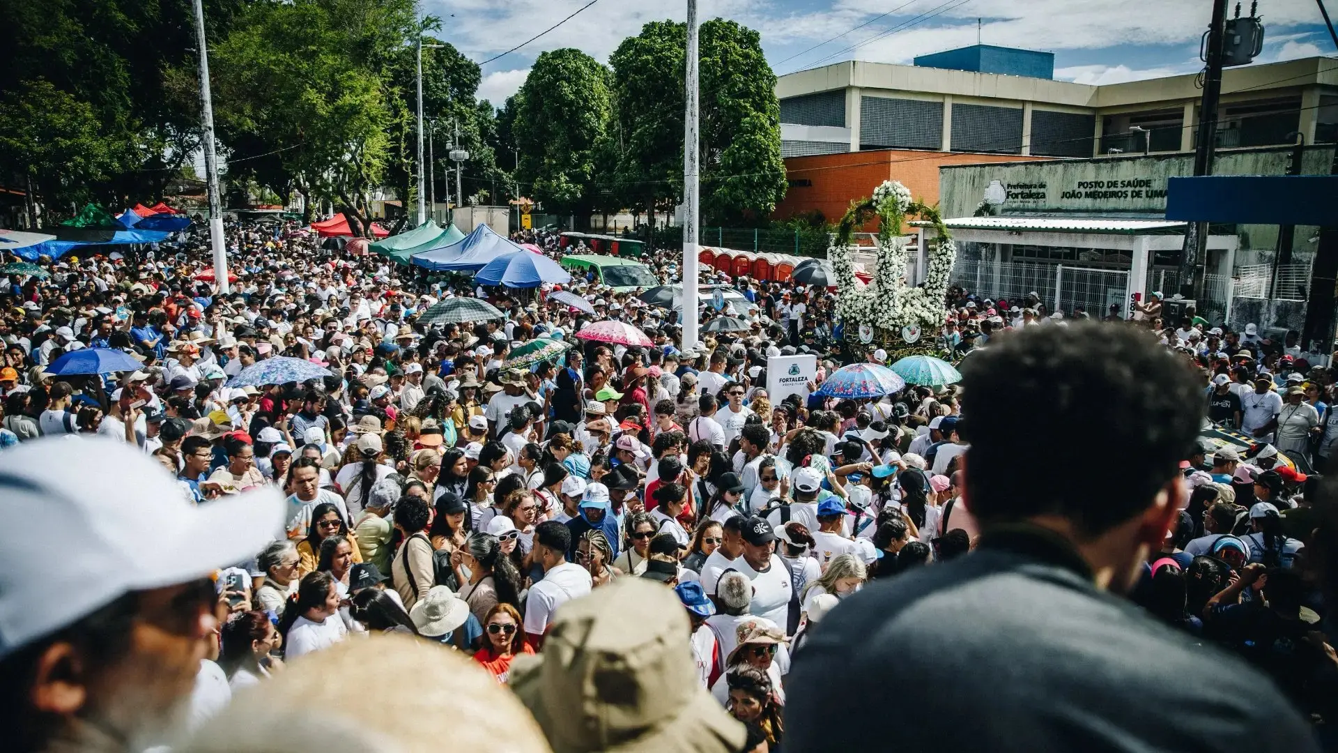 Imagem de Nossa Senhora de Assunção e fiéis