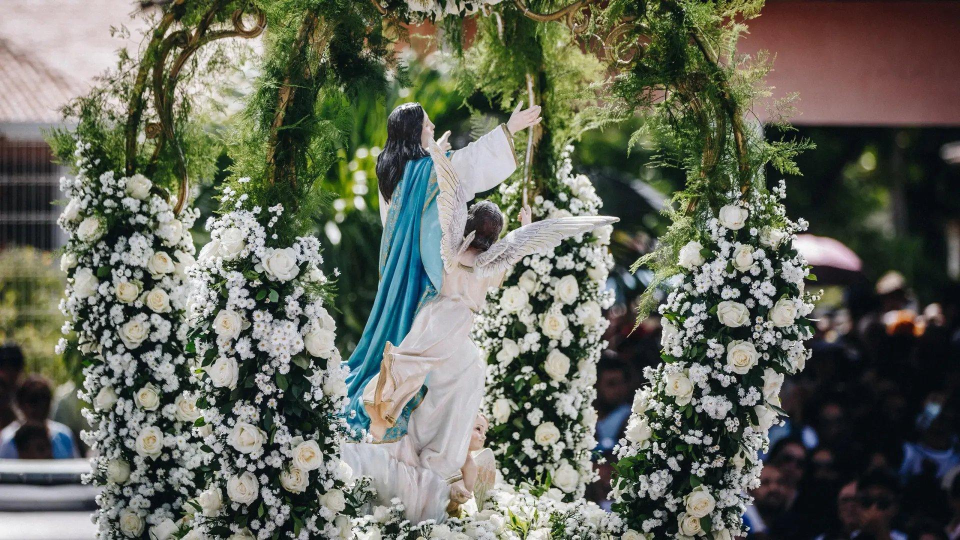 Imagem de Nossa Senhora de Assun&ccedil;&atilde;o e fi&eacute;is