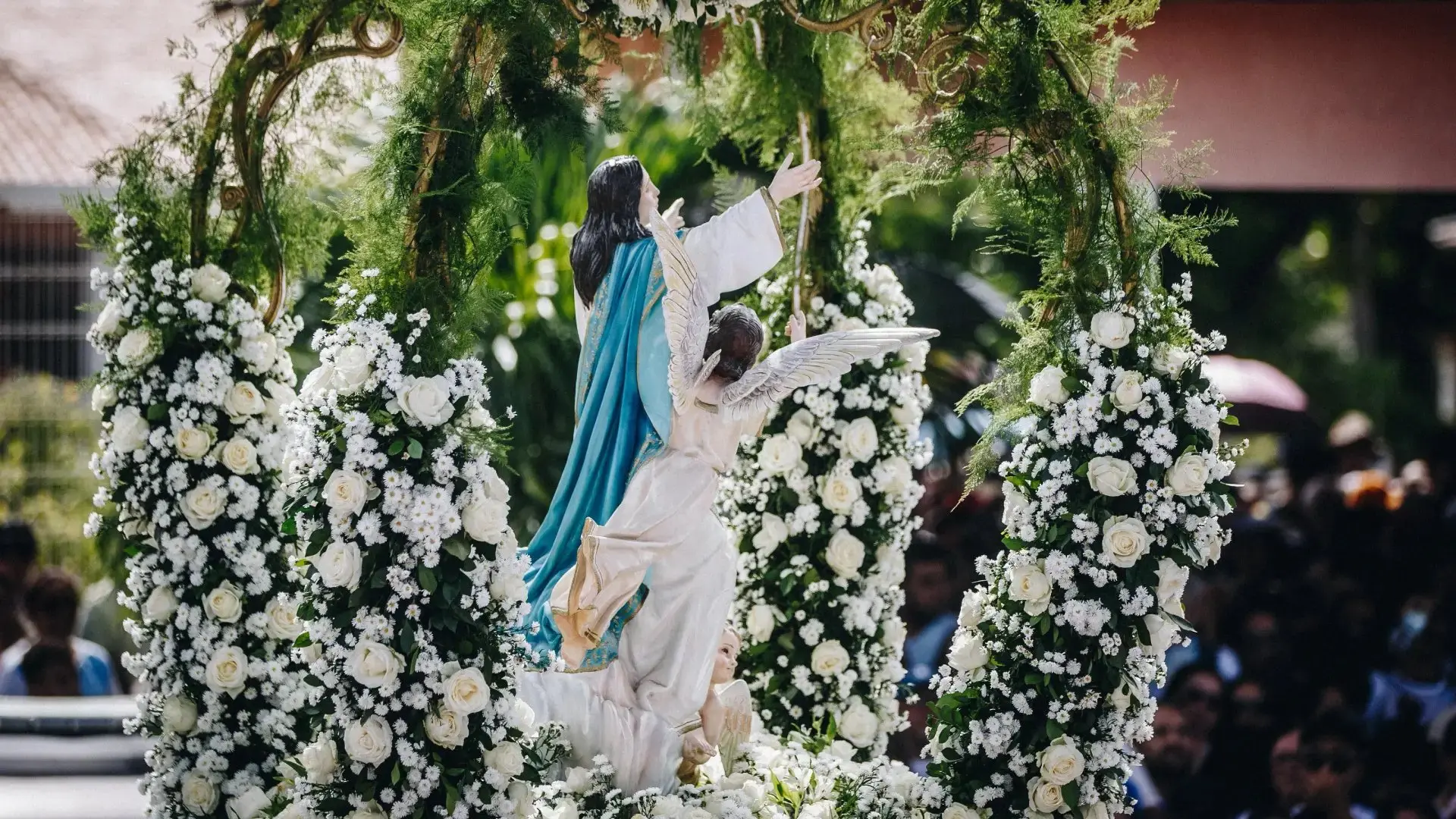 Imagem de Nossa Senhora de Assunção e fiéis