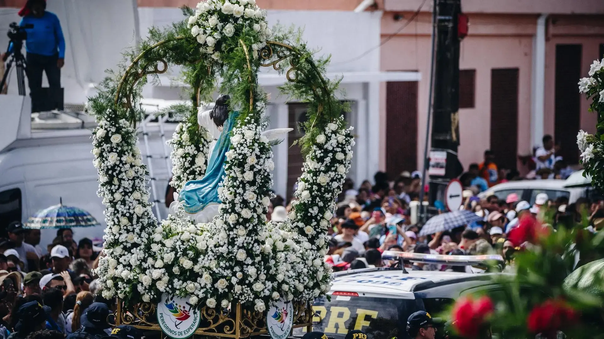 Imagem de Nossa Senhora de Assunção e fiéis