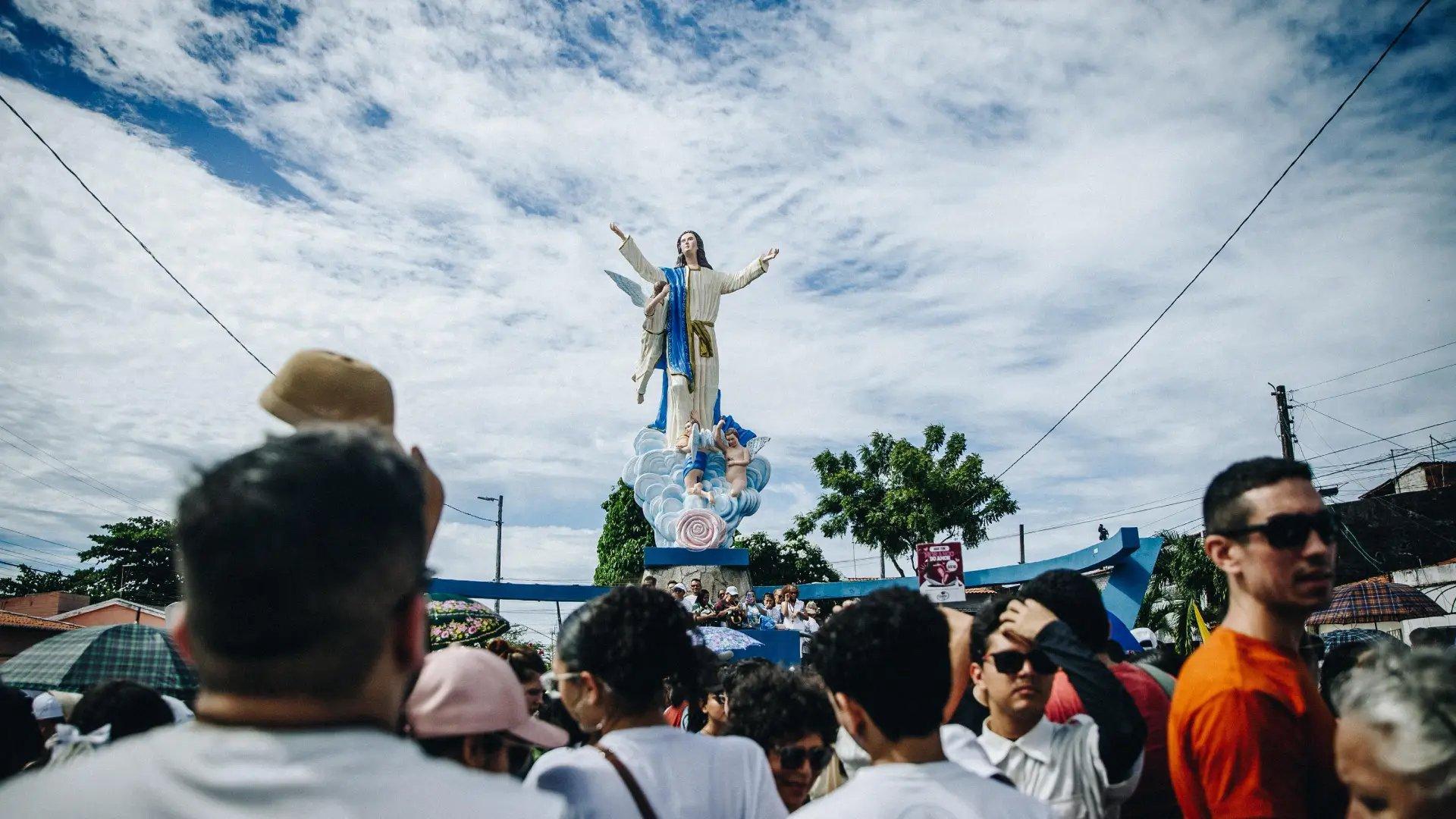 Imagem de Nossa Senhora de Assun&ccedil;&atilde;o e fi&eacute;is