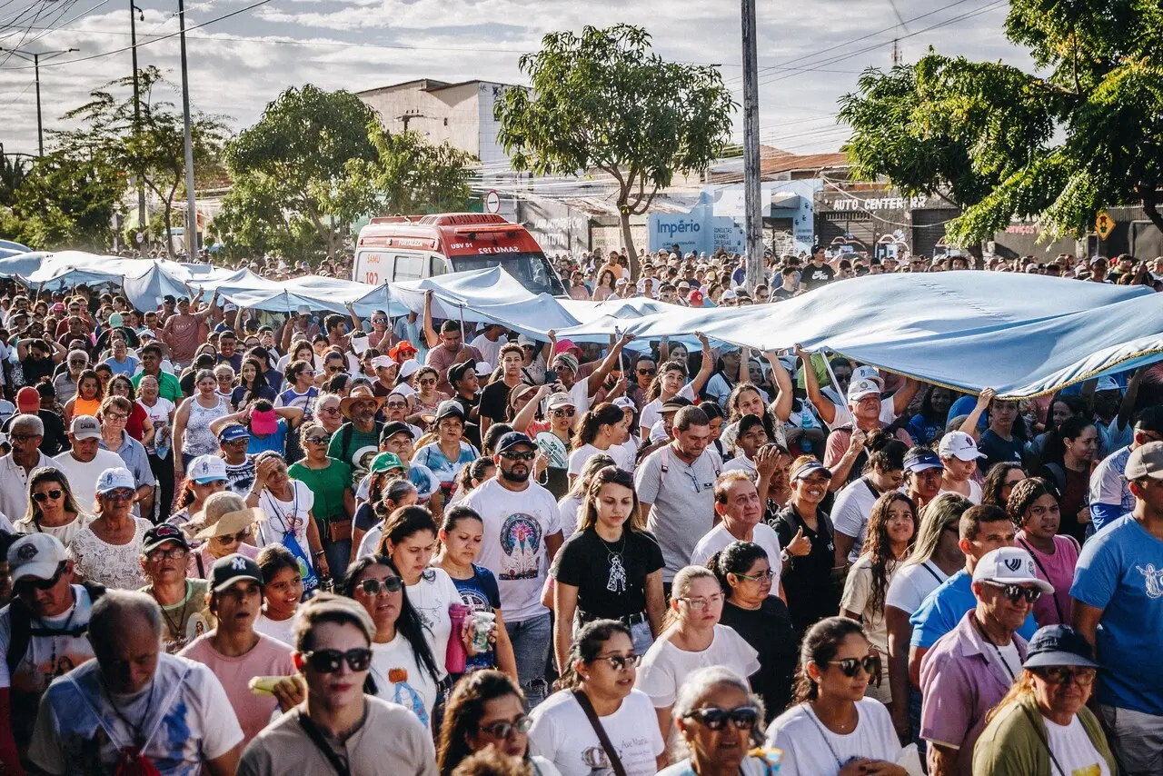 Fieis se reúnem durante Caminhada com Maria, em Fortaleza