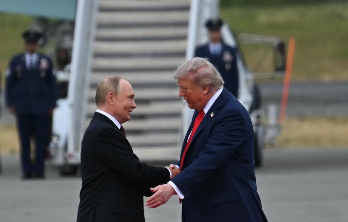 Putin e Trump se cumprimentam na chegada ao Alasca, na pista de pouso dos aviões