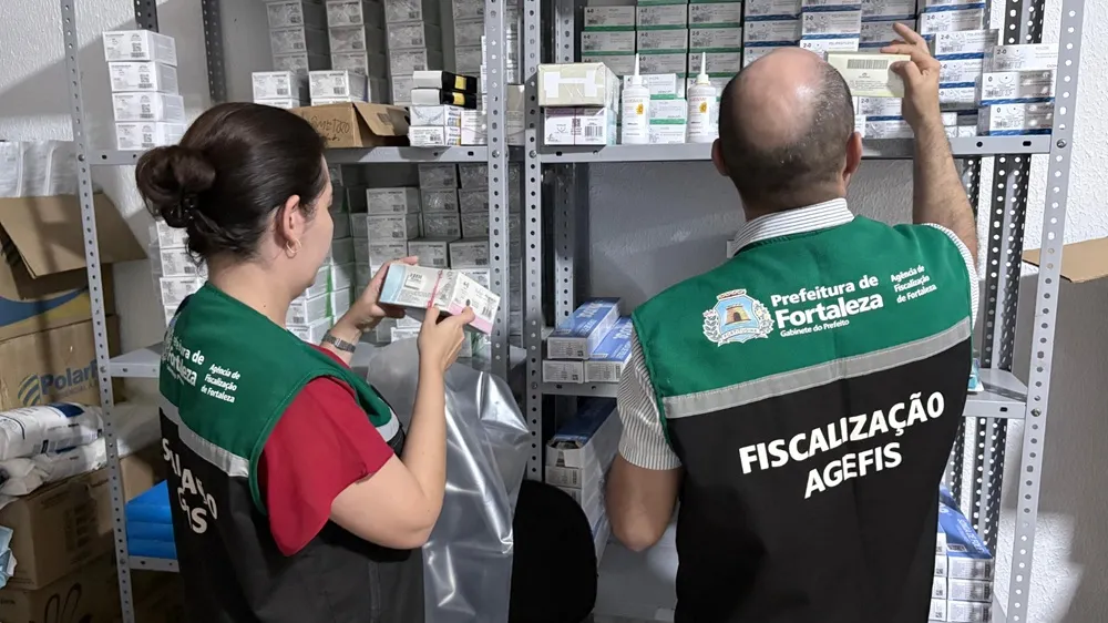 Agentes da Agência de Fiscalização de Fortaleza (Agefis) na operação