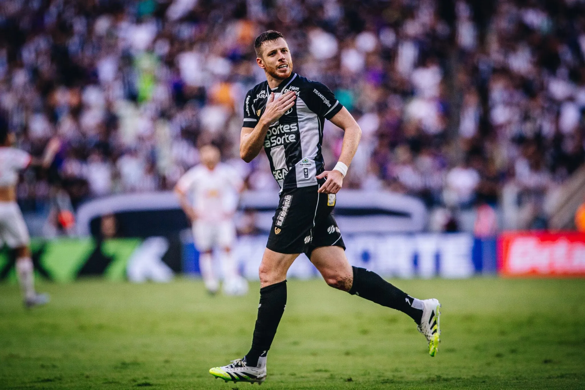 Aylon durante Ceará x RB Bragantino na Série A do Brasileirão