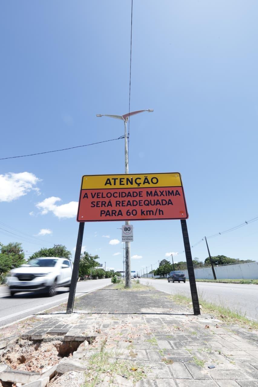 Placa informando a mudança de velocidade