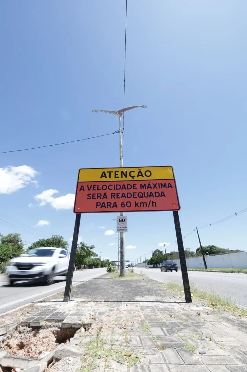 Placa informando a mudança de velocidade