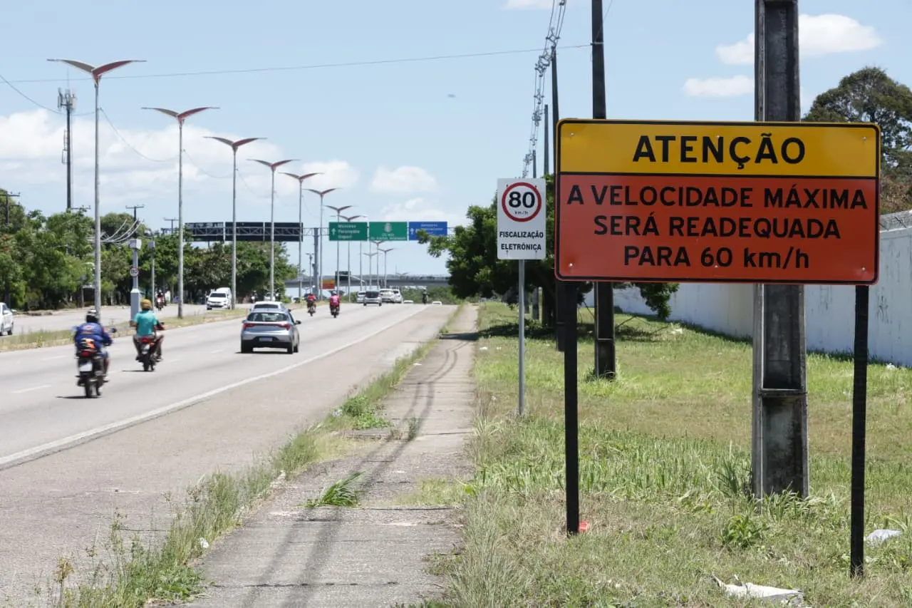 Placa informando a mudança de velocidade