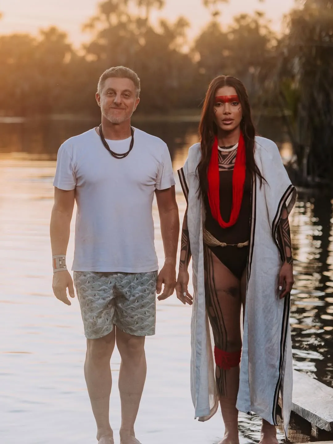 Luciano Huck e Anitta foram recebidos pelos povos Kuikuro e Kayapó no Parque Indígena do Xingu.