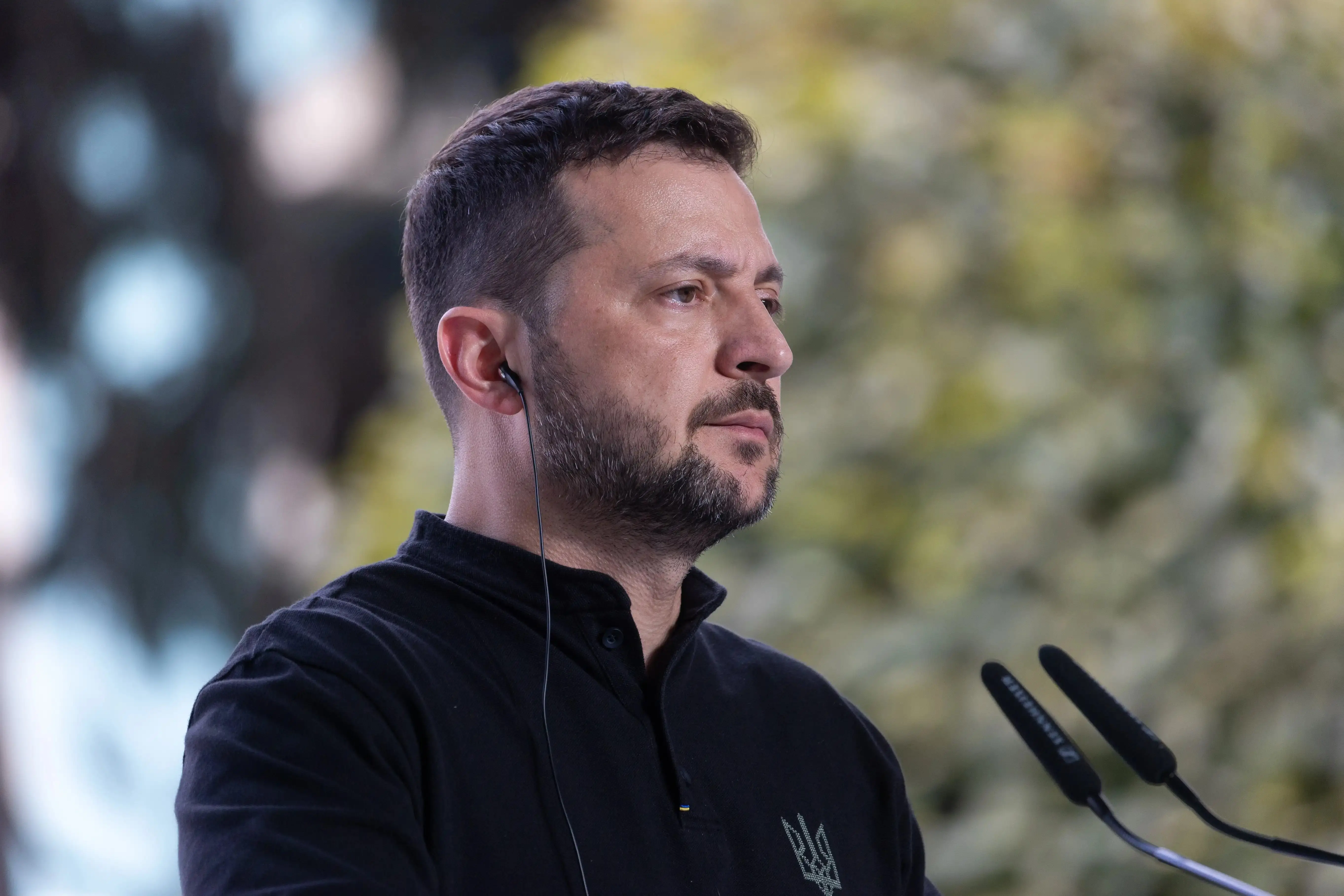 Conferência de imprensa durante a cimeira da Plataforma da Crimeia. O presidente ucraniano, Volodymyr Zelenskyy, em conflito com a Rússia, responde à mídia
