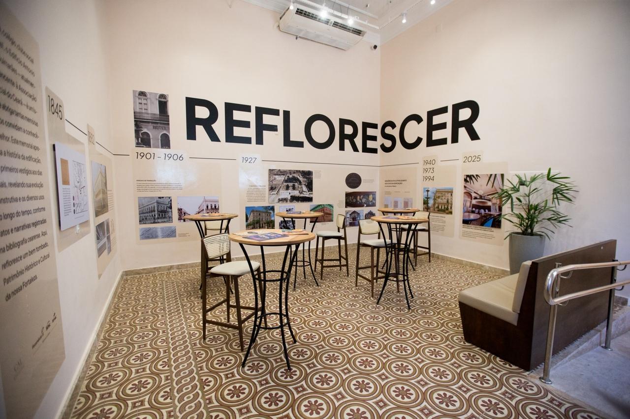 Sala de espera do Café Comércio conta com exposição histórica sobre o casarão