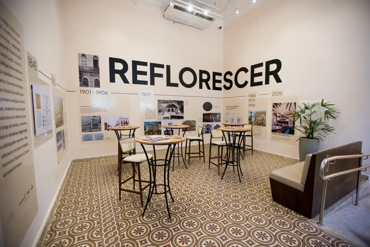 Sala de espera do Café Comércio conta com exposição histórica sobre o casarão