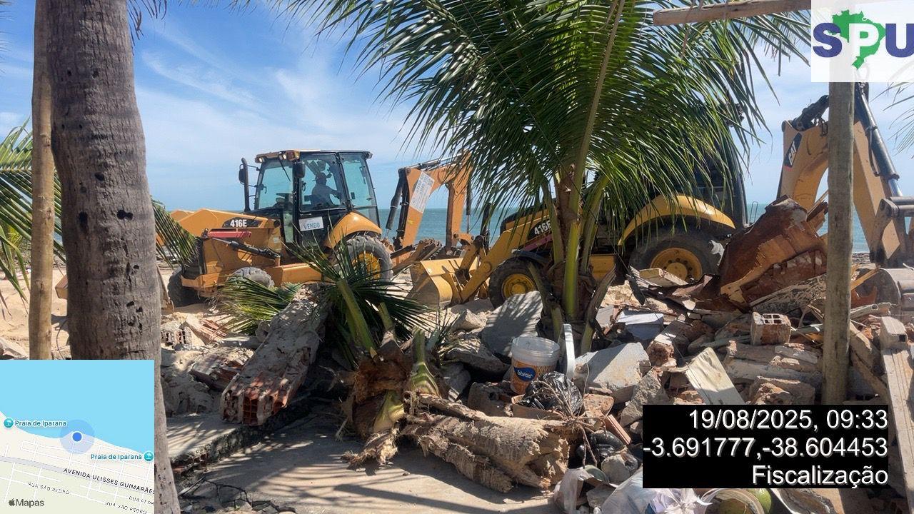 Foto de barraca de praia irregular sendo demolida na praia de Iparana, em Caucaia