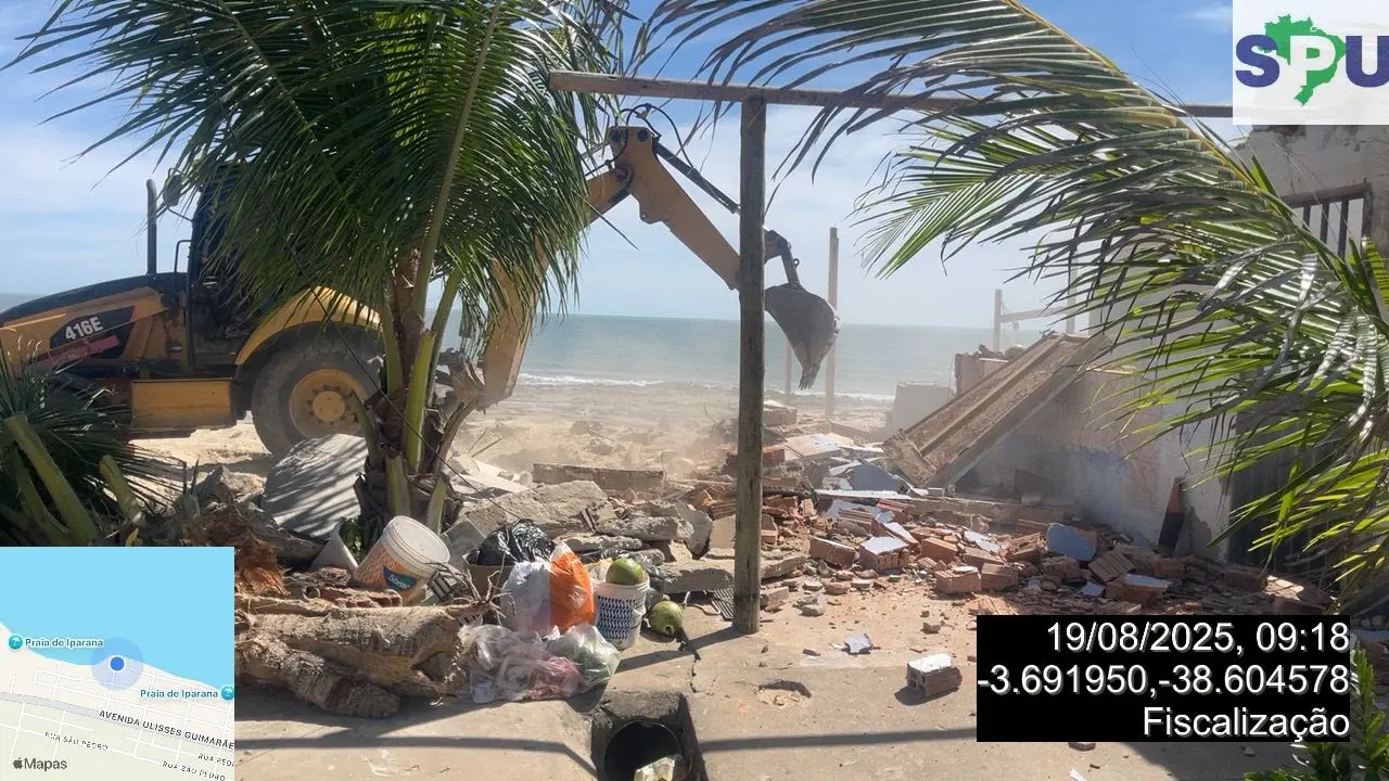 Foto de barraca de praia irregular sendo demolida na praia de Iparana, em Caucaia