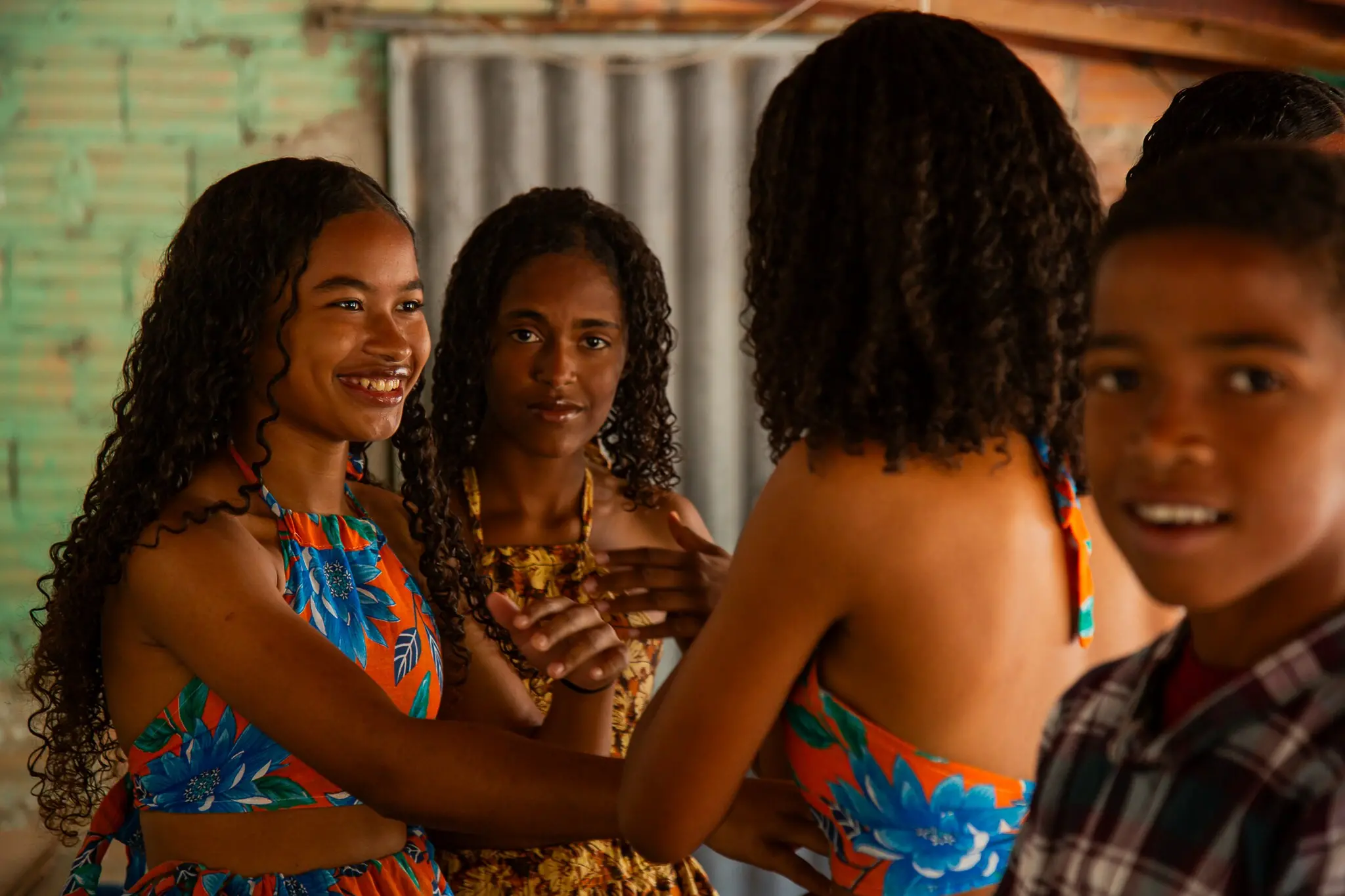 Grupo de jovens negros conversando