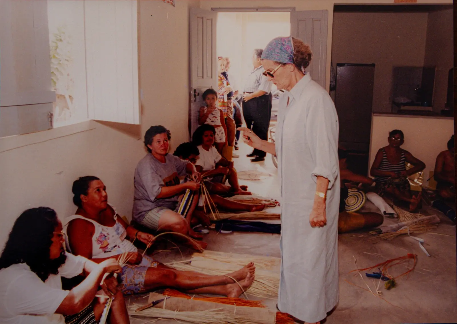 Na imagem, artista da tapeçaria Guiomar Marinho, agraciada com o Troféu Sereia de Ouro 2025, repassa saberes a artesãos do interior cearense