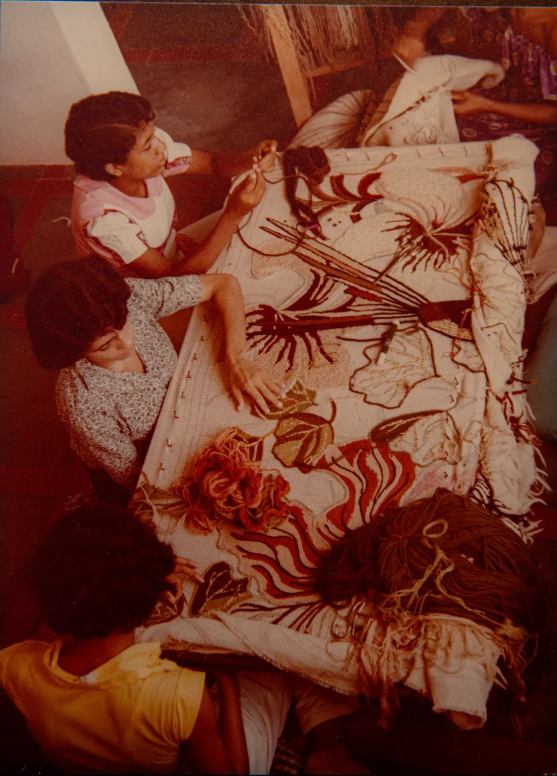 Na imagem, registro de artesãs trabalhando sobre peça de tapeçaria idealizada por Guiomar Marinho, agraciada com o Troféu Sereia de Ouro 2025